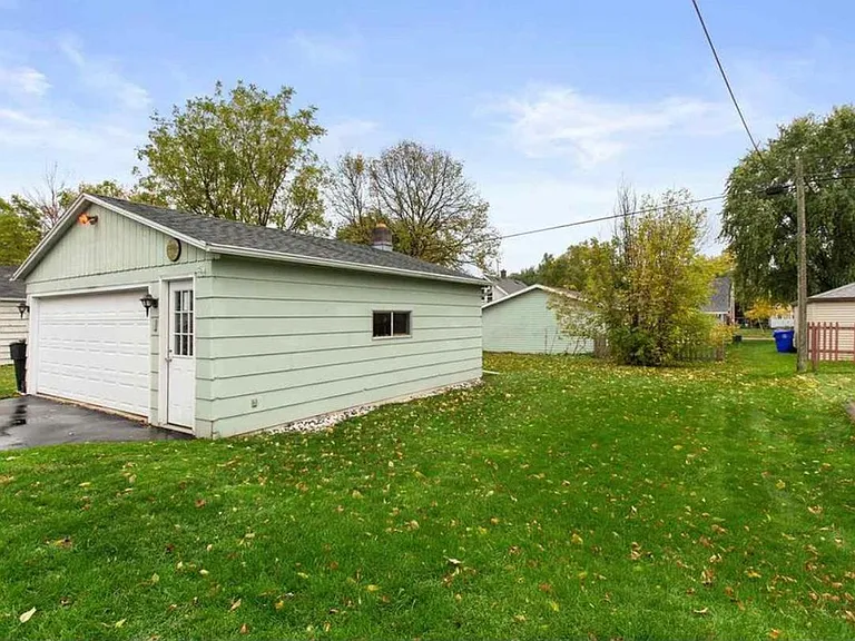 921 W Grant St — Photo 3