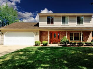 55 S Garden Ave, Roselle, IL 60172
