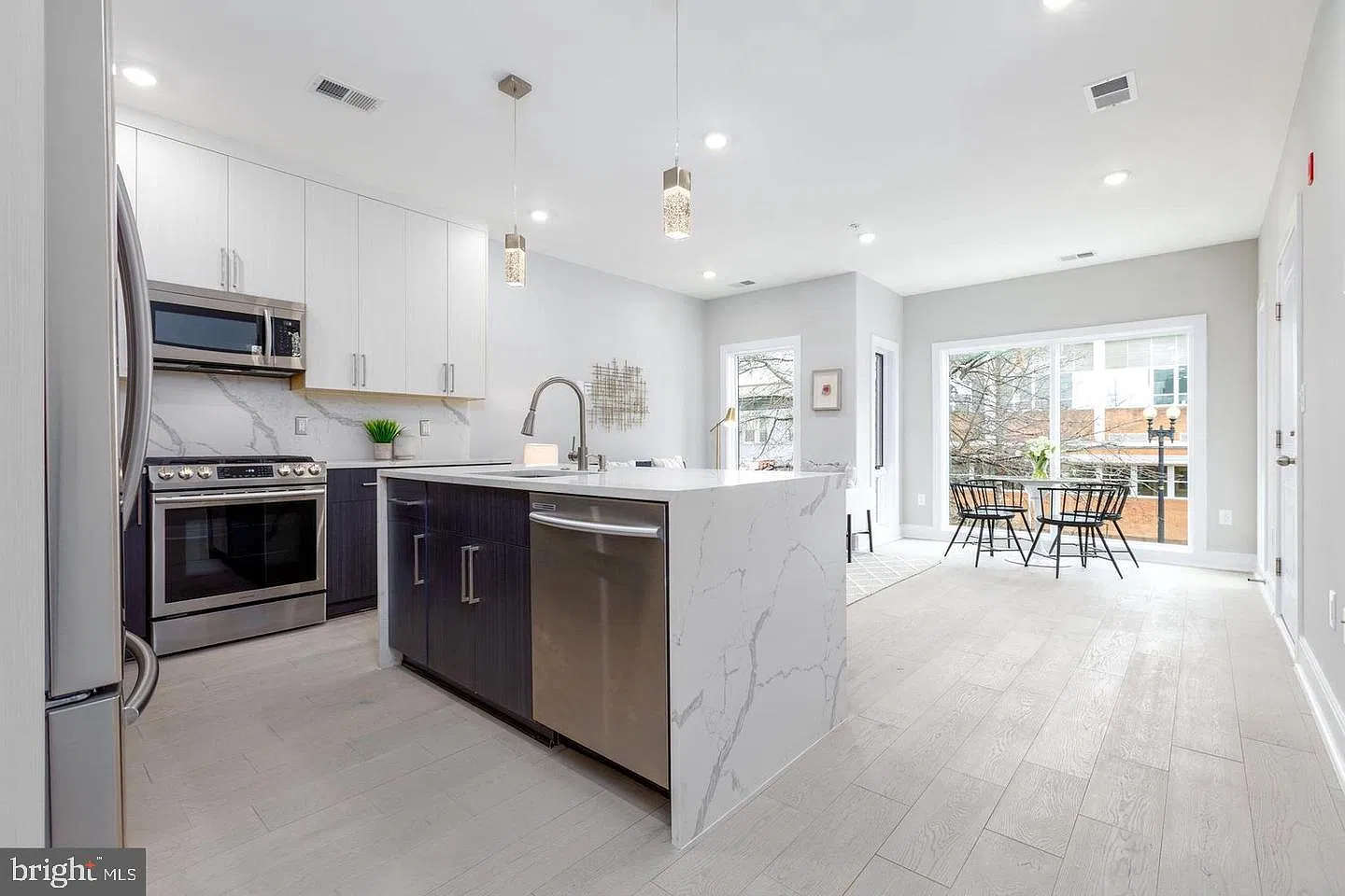 2 bed, 1054 sqft, $3,200 — Photo 1