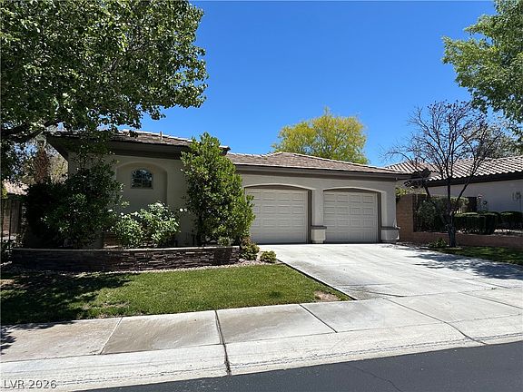 3rd image of 26 Fountainhead Cir
