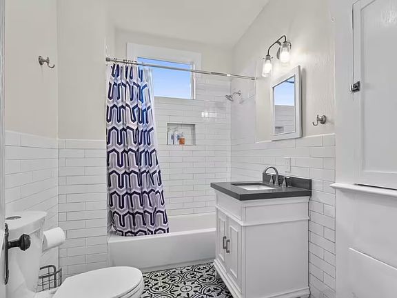 4th image of 330 E Myrtle St