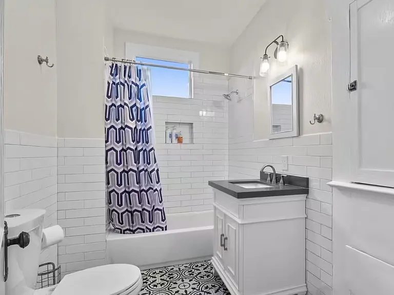 330 E Myrtle St — Photo 4