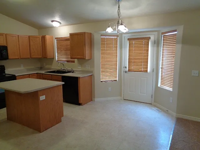 6 bed, 3.0 bath, 2549 sqft, $2,910 — Photo 3