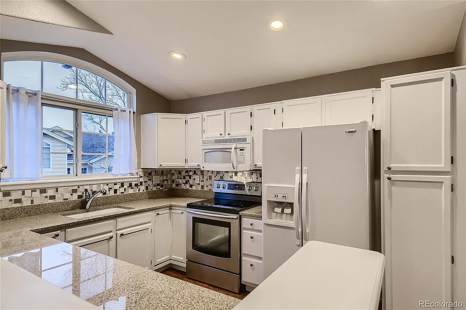 2 bed, 1052 sqft, $2,700 — Photo 4