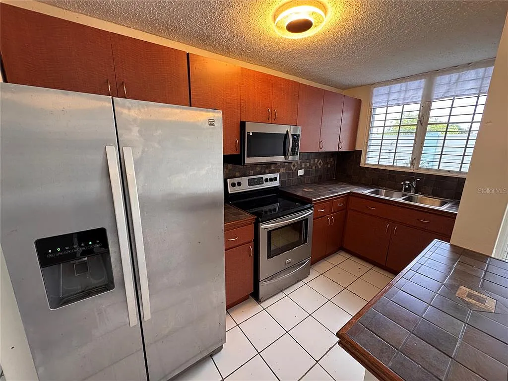 3 bed, 2.0 bath, 975 sqft, $1,200 — Photo 2