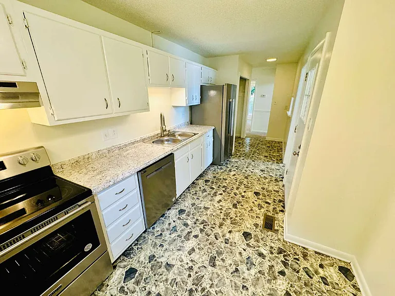 1009 Louisburg Pl — Photo 11