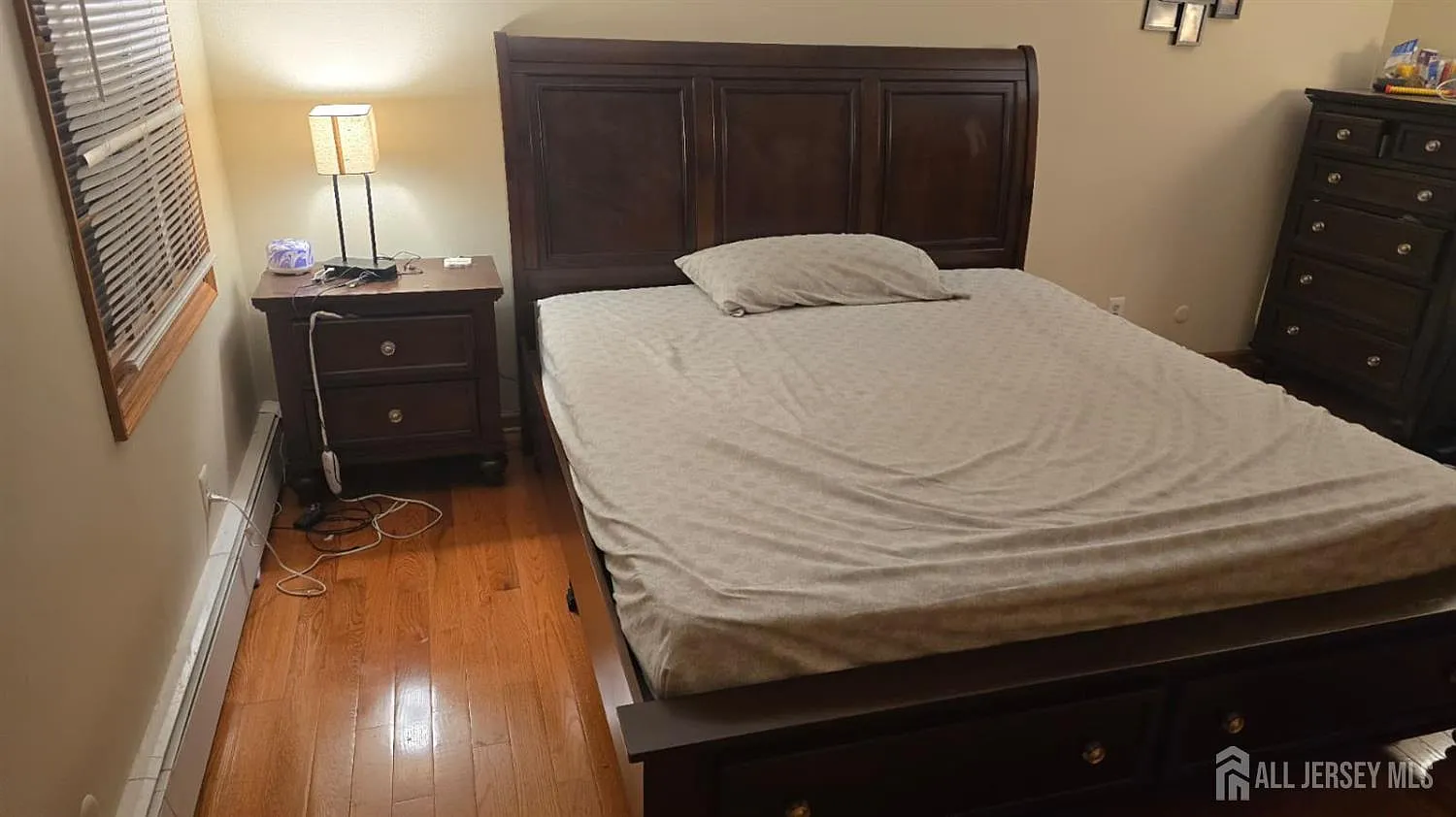 5 bed, 2.5 bath, 2700 sqft, $5,200 — Photo 2