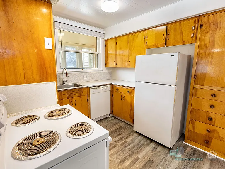 Charming Multi-Unit Living in Prime Northeast Salem Location — Photo 8
