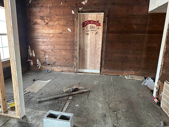 5th image of 324 E Hazel St