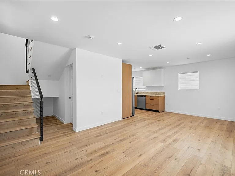 17805 Ludlow St — Photo 6