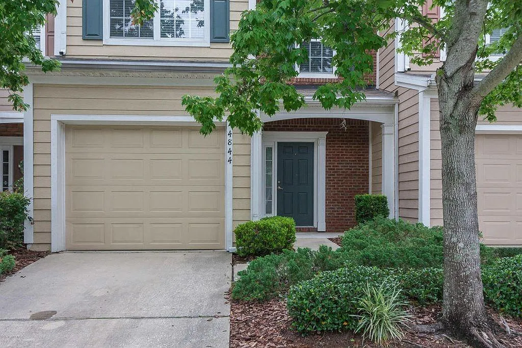 3 bed, 2.5 bath, 1515 sqft, $1,990 — Photo 2