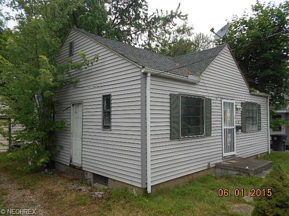 3rd image of 1192 Roslyn Ave