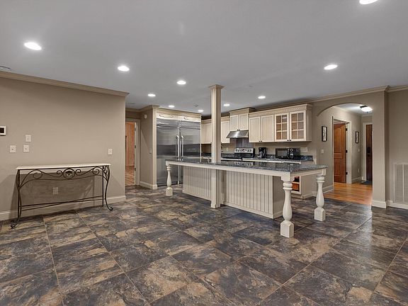 33rd image of 1020 Thomas Rd