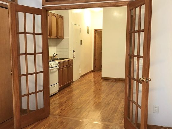 3rd image of 22 Saint Marks Pl APT 3