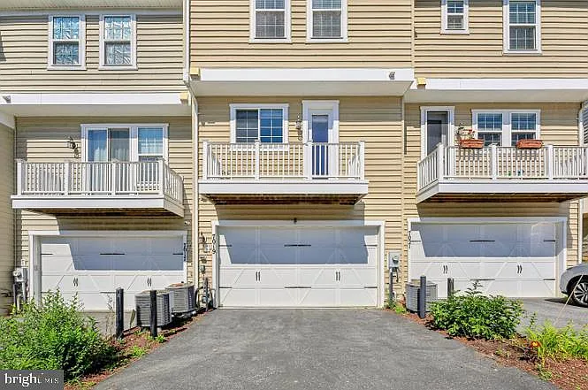 4 bed, 3.5 bath, 2160 sqft, $3,600 — Photo 4