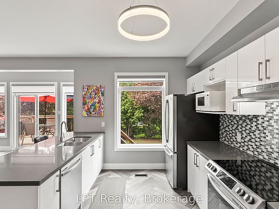 5th image of 111 Bayview Ave