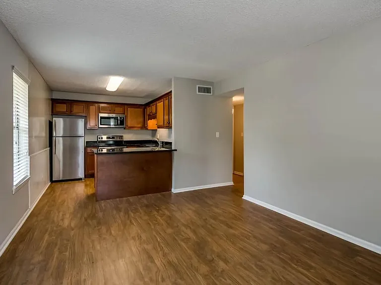 Essex Square Apartments — Photo 4