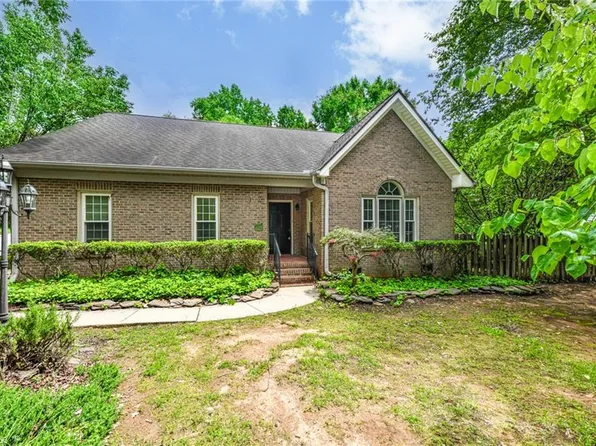 6501 Cardinal Forest Ct, Greensboro, NC 27410