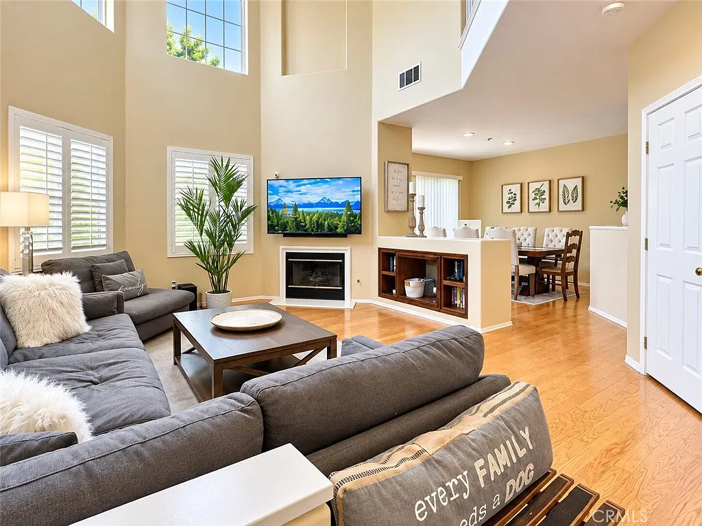 3 bed, 1610 sqft, $4,550 — Photo 2