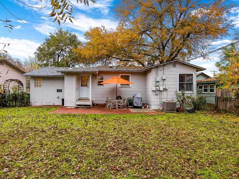 446 Irvington Dr — Photo 20