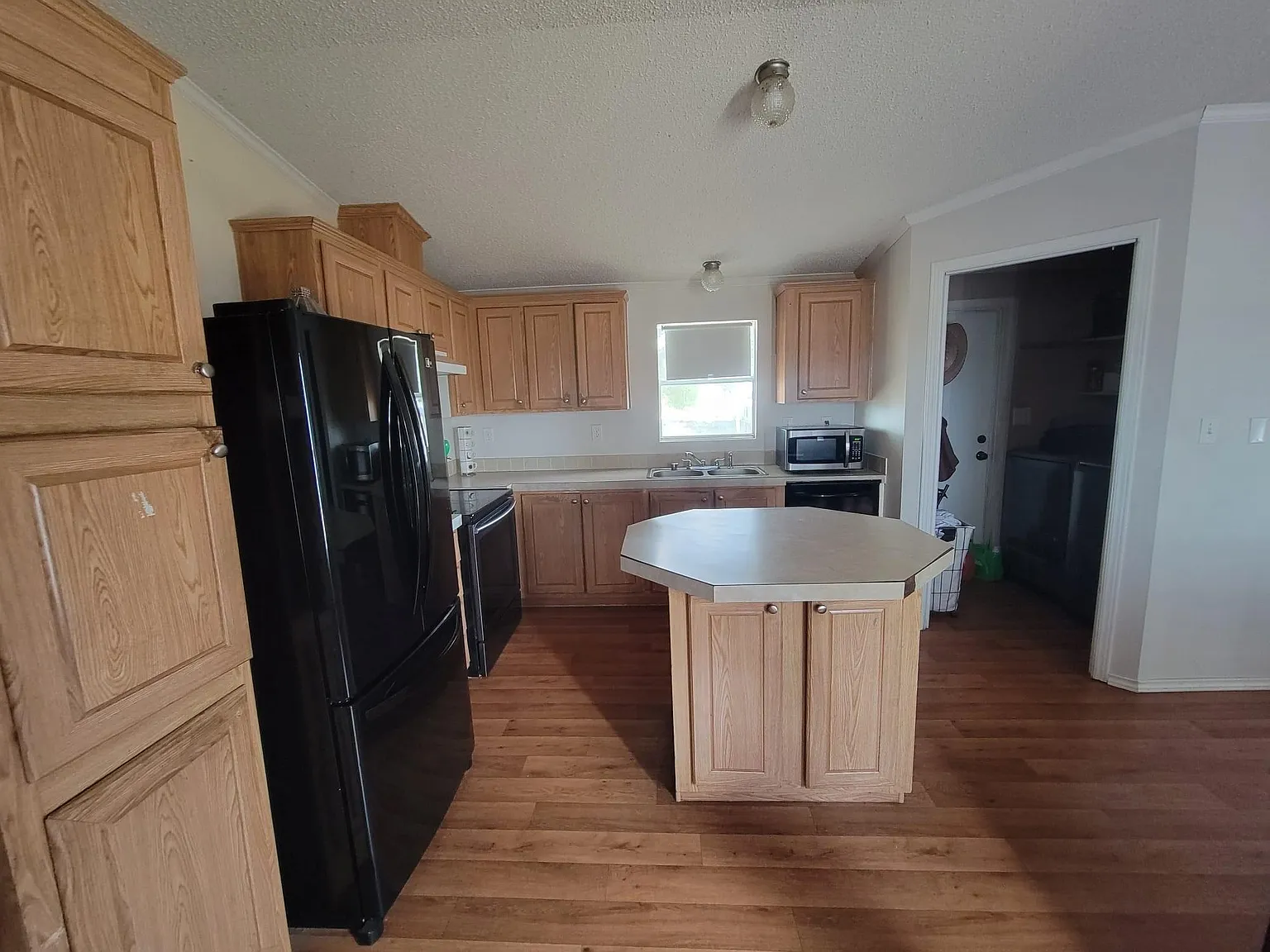 3 bed, 2.0 bath, 1216 sqft, $1,700 — Photo 2