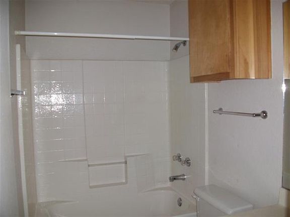 5th image of 306 Horseshoe Dr #B