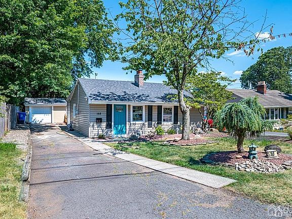 2nd image of 168 Mary Ave W
