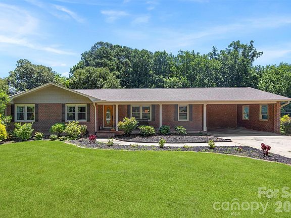 4th image of 4022 Lynn Cir