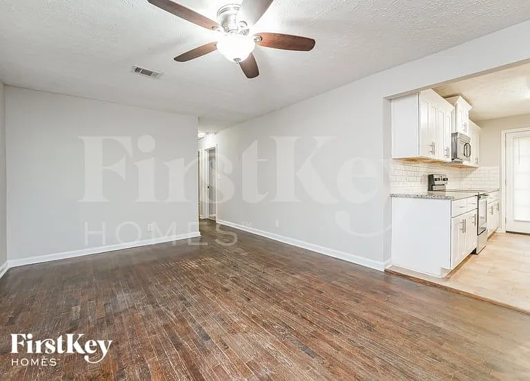2690 Joyce Ave — Photo 2