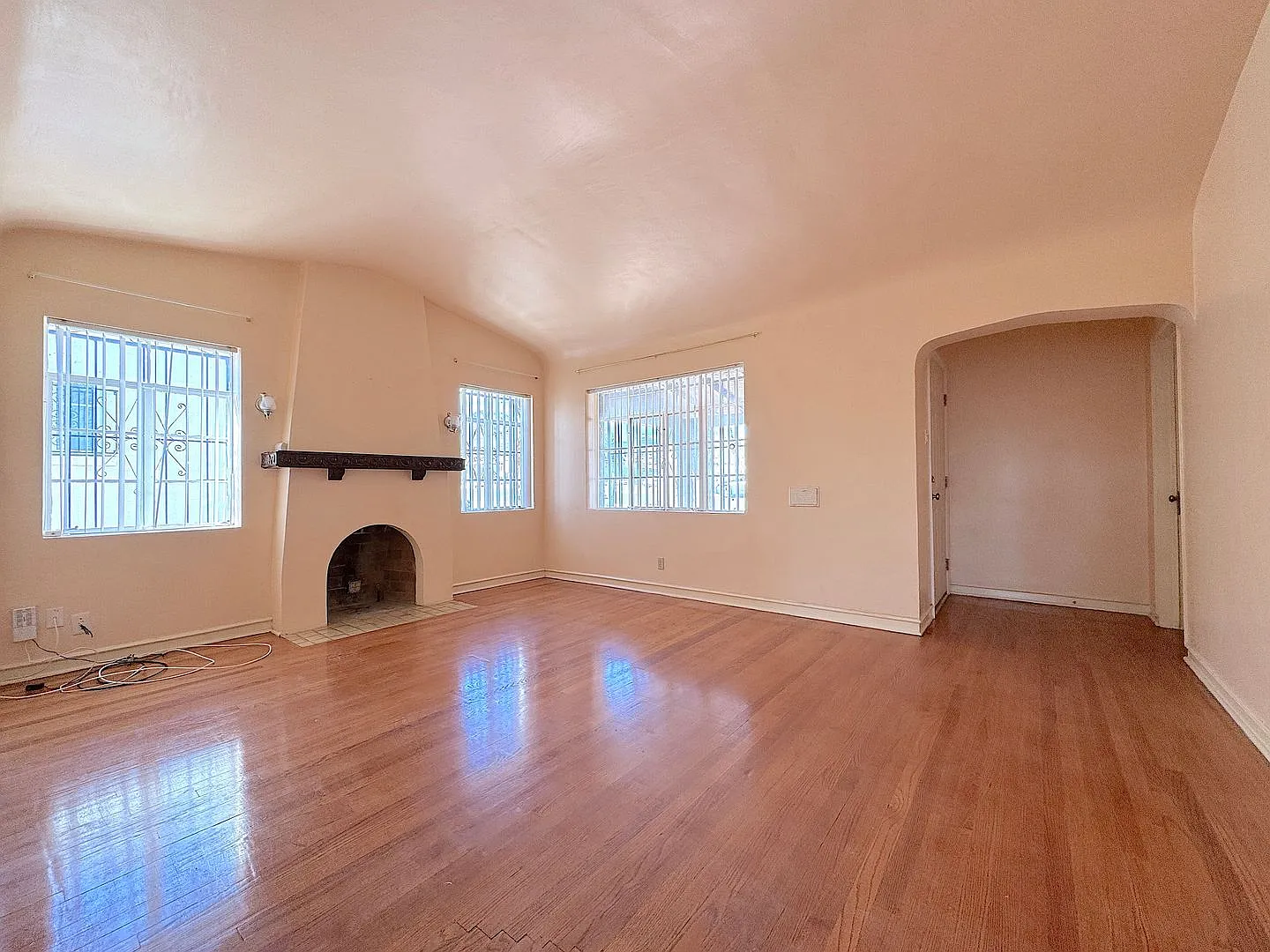 Central El Paso 3bed/2bath with Refrig A/C and Hardwood Flooring! — Photo 4