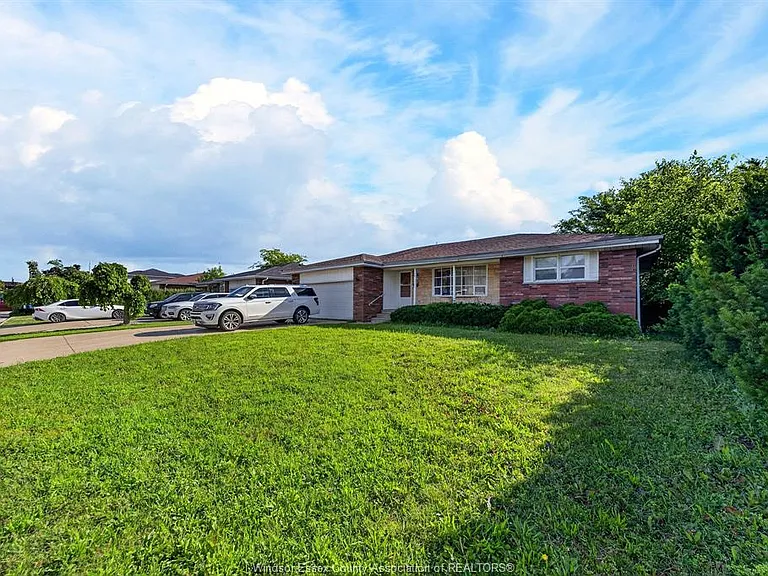 2450 McKay Ave — Photo 3
