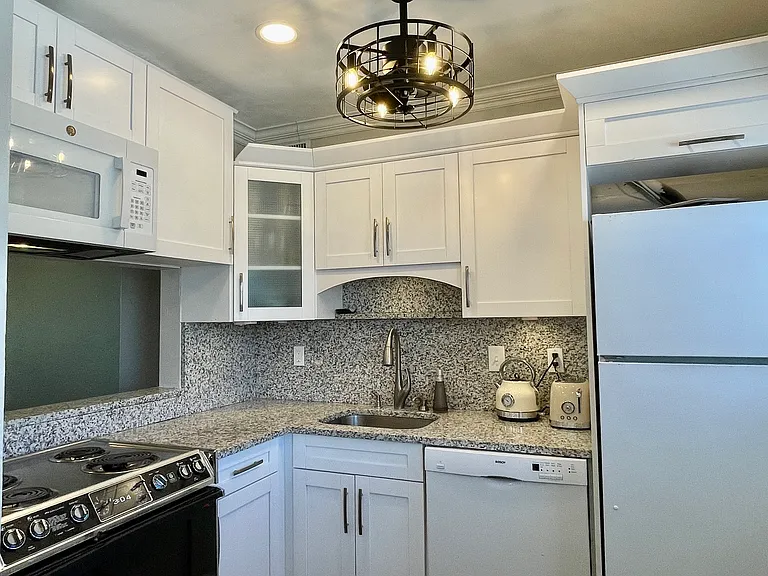 7510 Dickens Ave — Photo 7