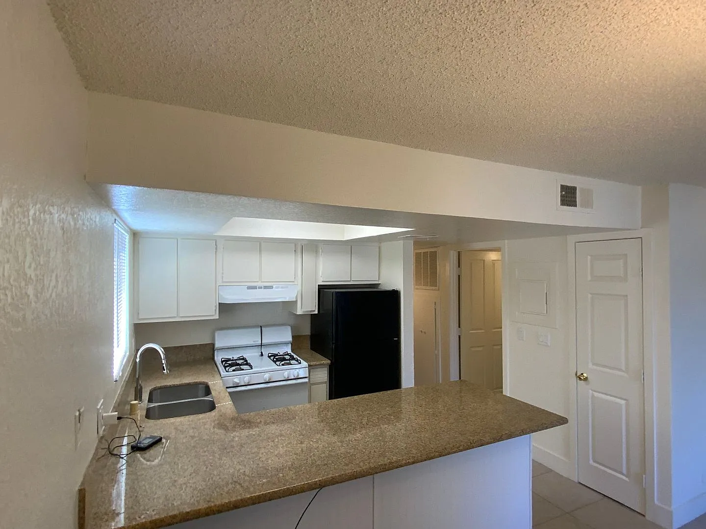 3 Bedrooms 2 Bathrooms Apartment for Rent! — Photo 4
