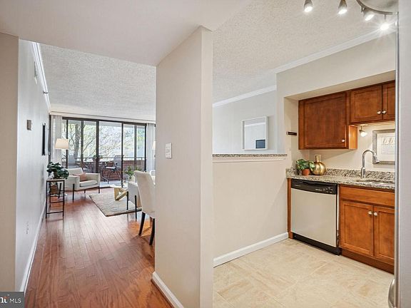 4th image of 1001 N Randolph St APT 211
