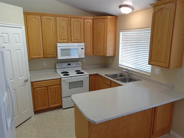 5 bed, 3.0 bath, 1722 sqft, $2,500 — Photo 2