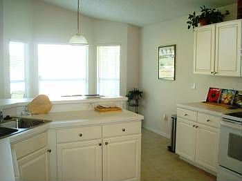 4th image of 601 Lakeworth Cir