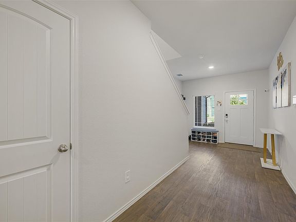 4th image of 358 Frogmore Loop
