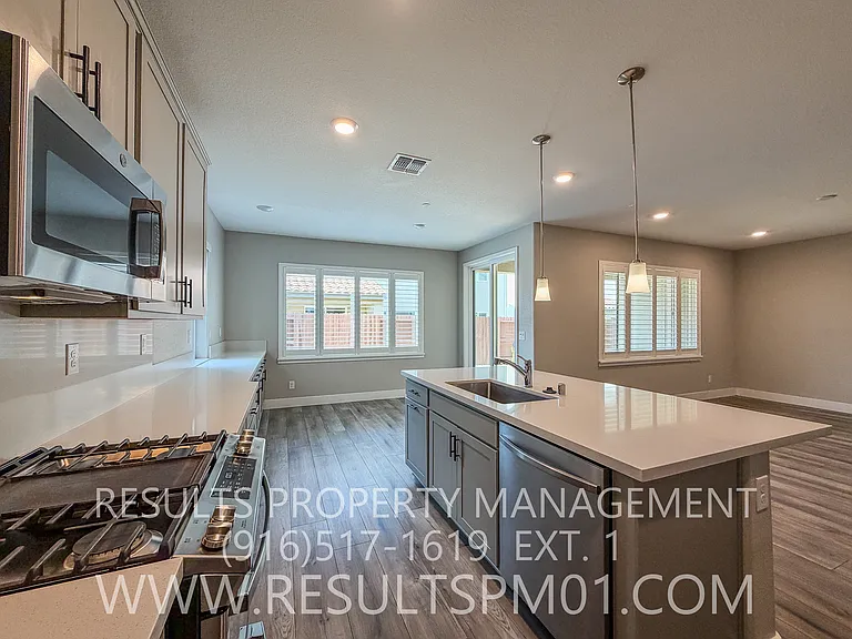 587 River St — Photo 14