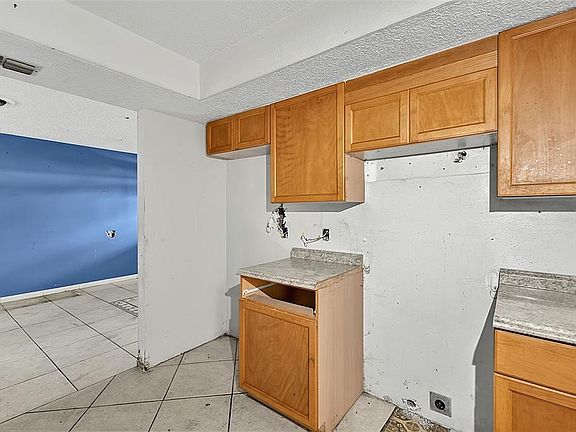 4th image of 4830 COCO PALM DRIVE