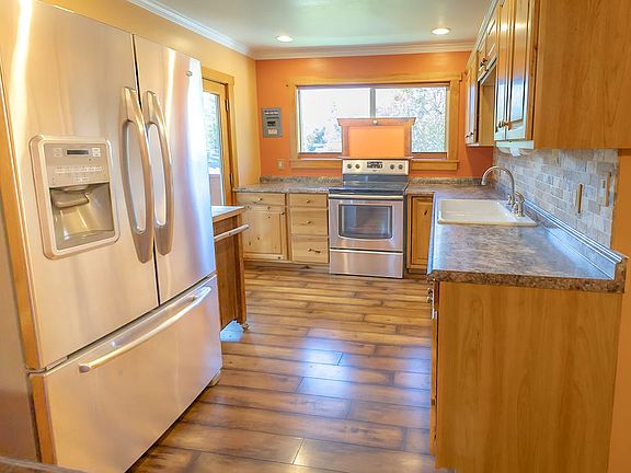 4th image of 944 Clover Dr #A