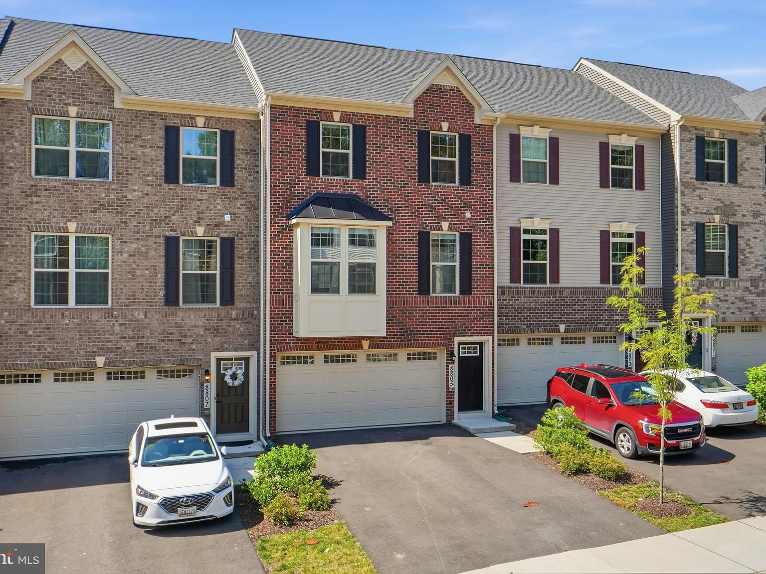 3 bed, 2.5 bath, 2202 sqft, $3,200 — Photo 3