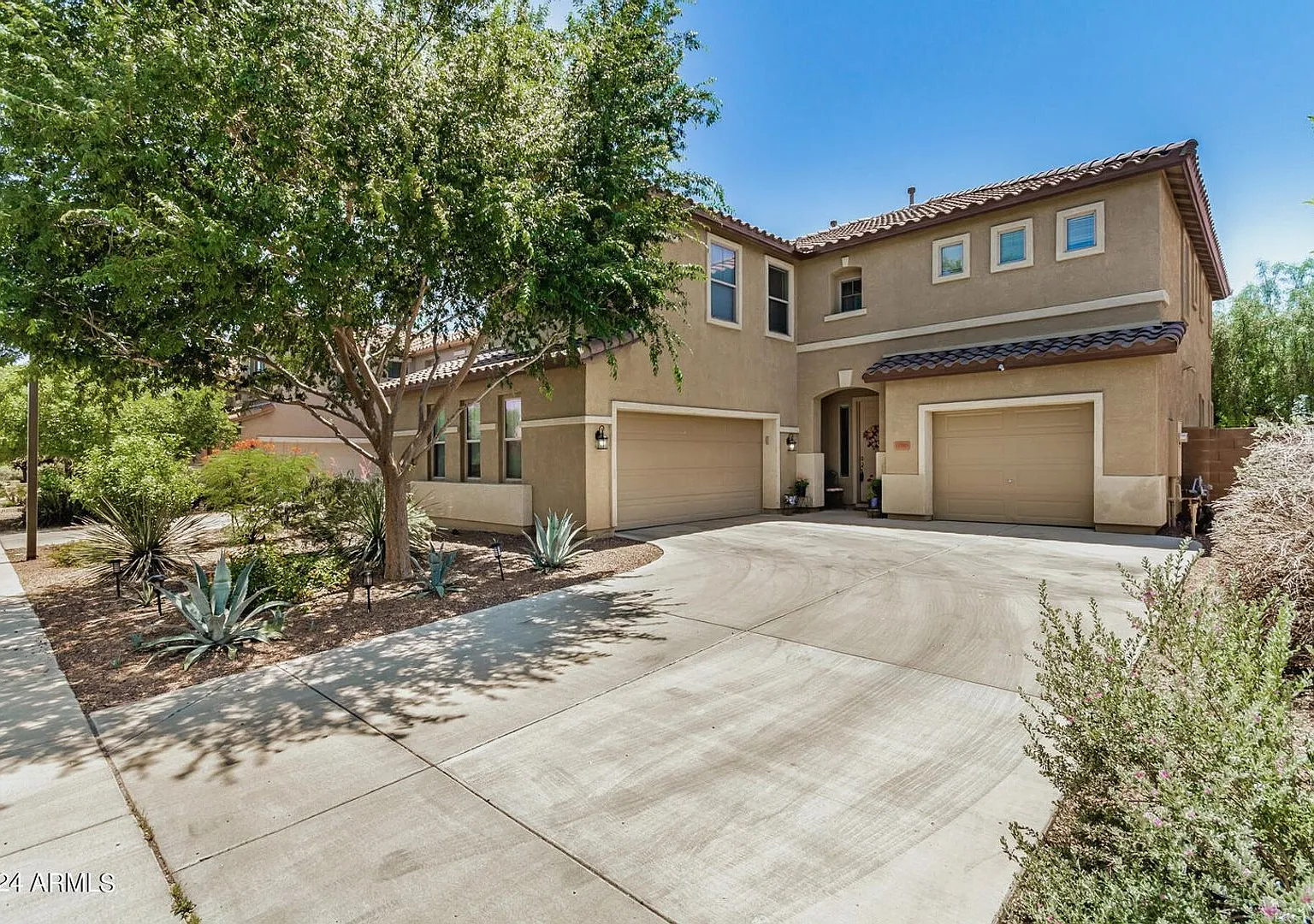 Gorgeous 4 Bedroom 3 Bathroom plus Den with new AC and large backyard. — Photo 1