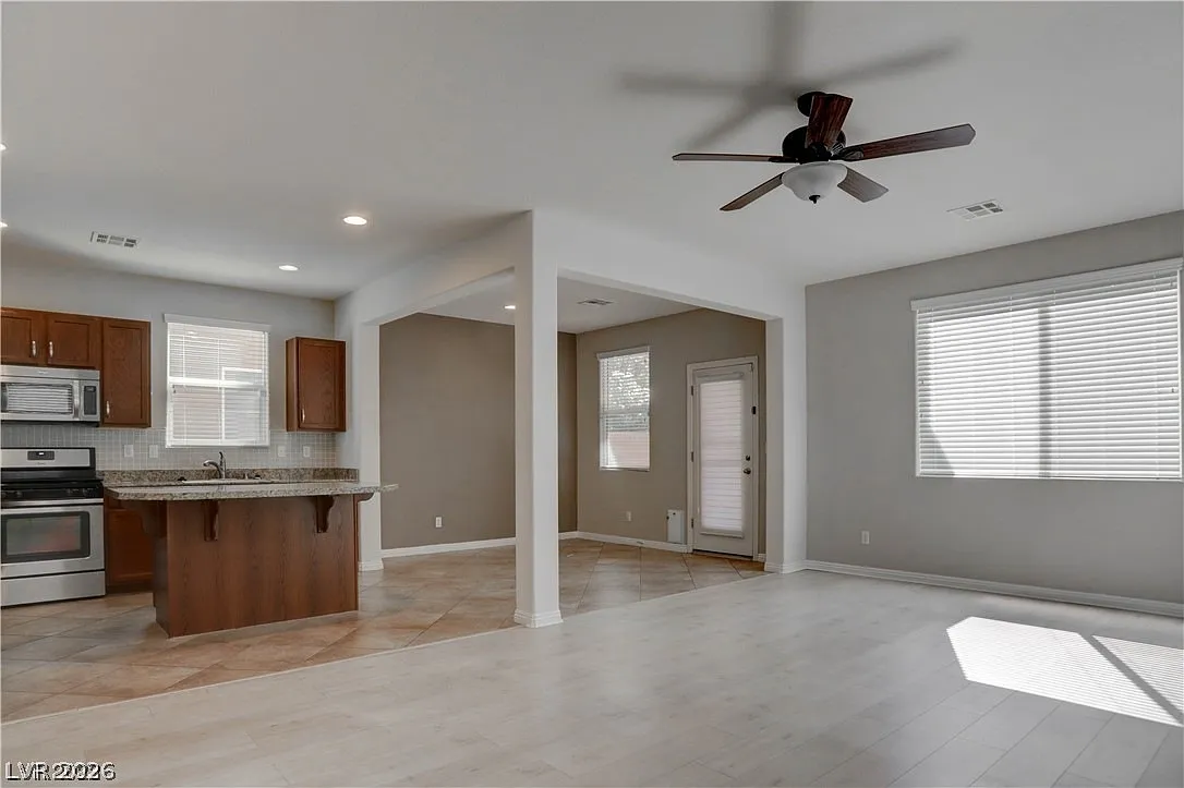 3 bed, 2.5 bath, 1942 sqft, $2,250 — Photo 3