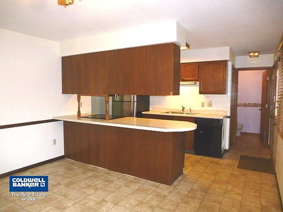 4th image of 144 Circle Dr E