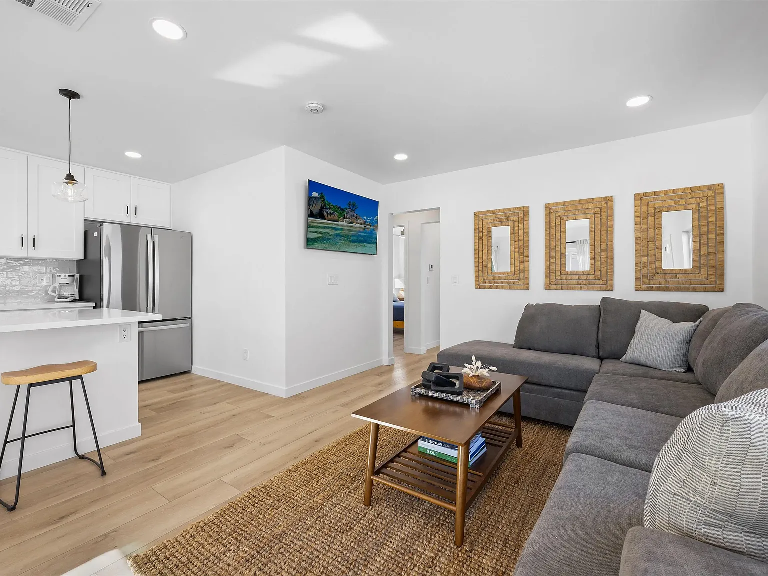 5 bed, 3.0 bath, 1400 sqft, $9,100 — Photo 2