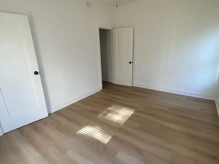 1213 N Ardmore Ave — Photo 3