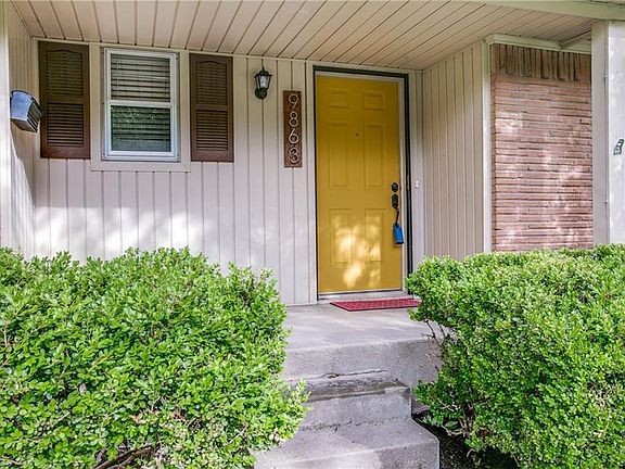 3rd image of 9863 Queenswood Ln