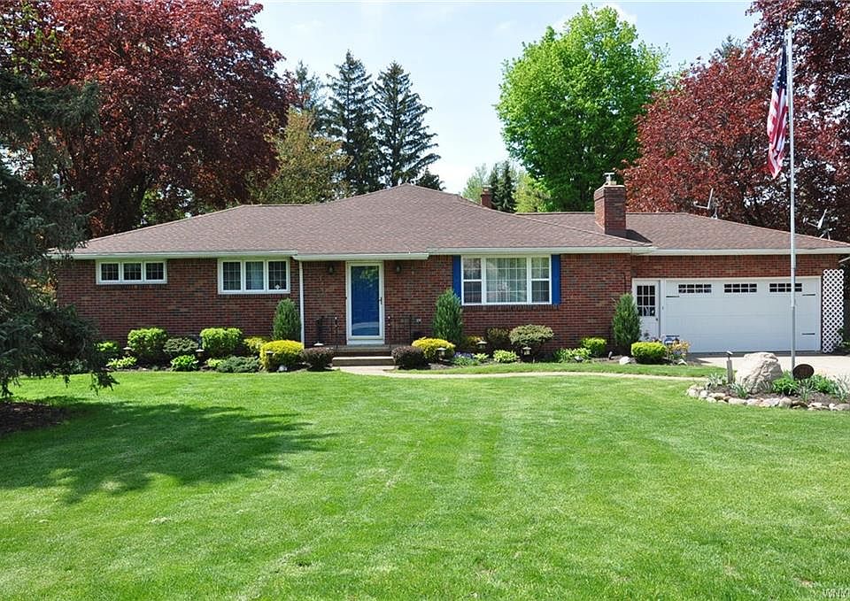 1st image of 202 N Maple Dr