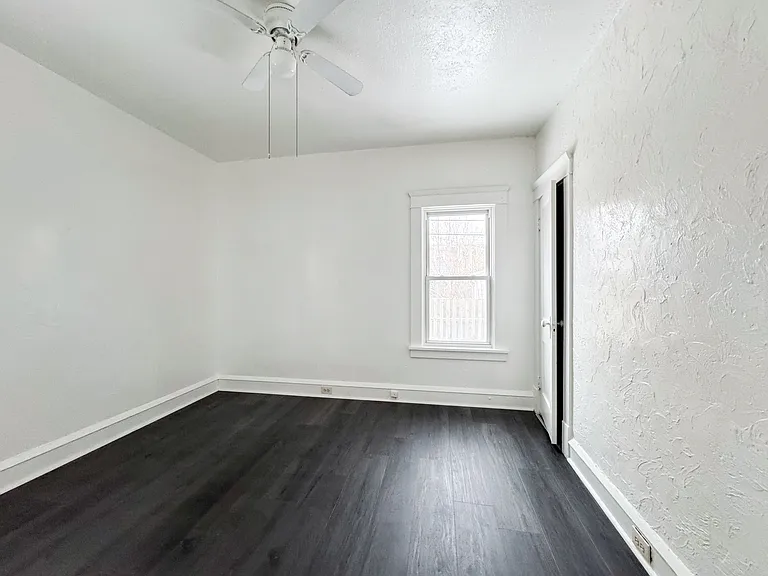 3 bed, 1.0 bath, 1200 sqft, $1,300 — Photo 14