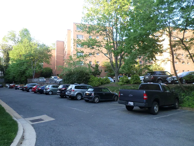 1 assigned parking space included in rent!